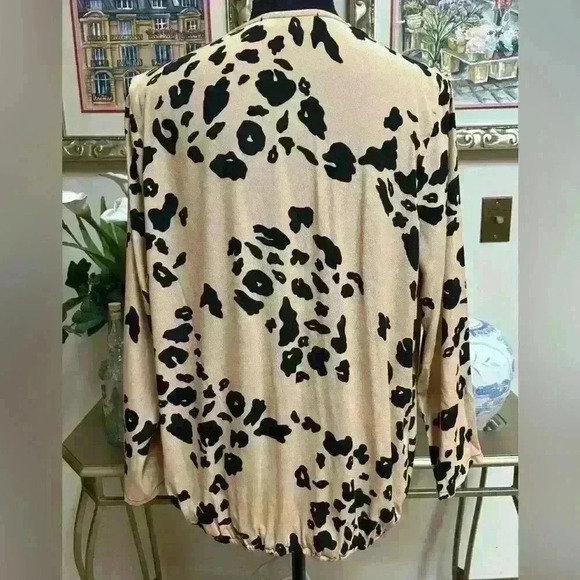 SAM & LAVI CHEETAH PRINT FAUX WRAP V-NECK BLOUSE SIZE SMALL🤎🖤 - Picture 3 of 8